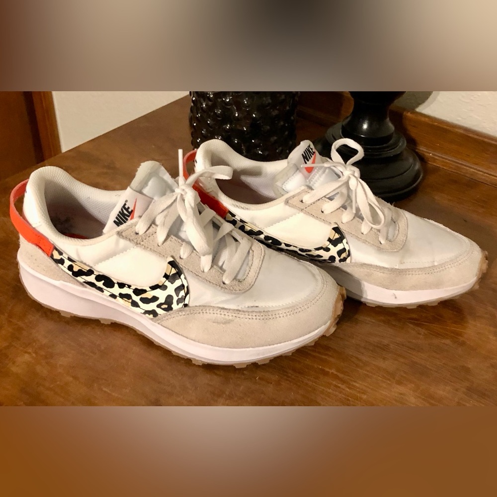 Nike Women's Size 8 Waffle Debut Running Sneakers. Used. A few scuffs